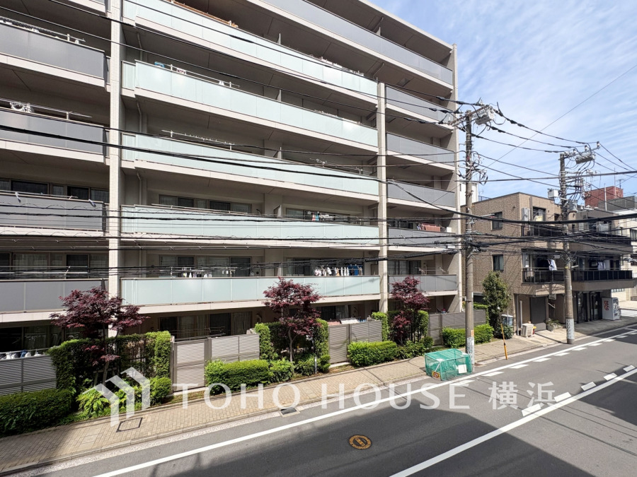 手を伸ばせば、ふれることが出来そうな環境が、そのままインテリアになったような開放的な空間。