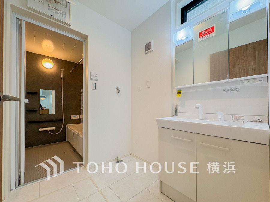 清潔感あふれる洗面室とシックなデザインのバスルームが、快適な毎日を演出します。