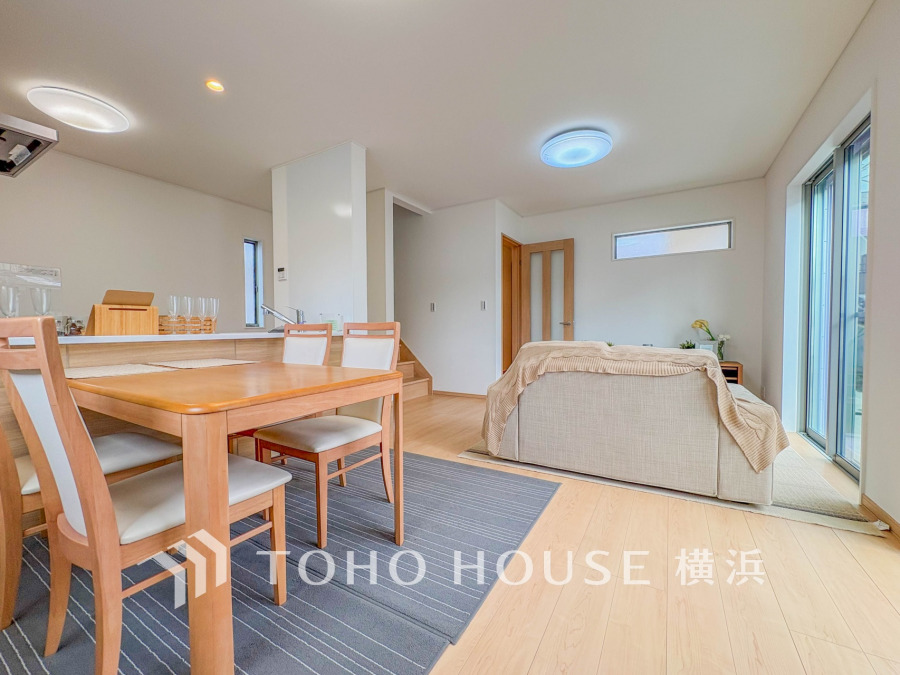 柔らかな色合いのフローリングと清潔感の溢れるクロスが明るい空間を創り出しているリビングダイニング。憩いの場に相応しく、ここで楽しむ家族の時間が絆をより深めてくれそうです。