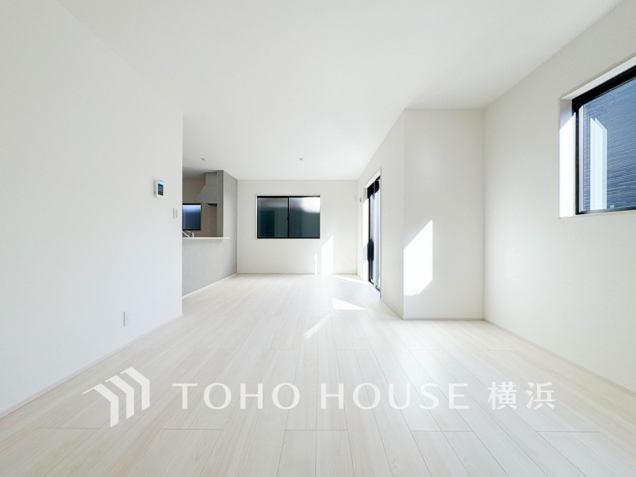 明るい自然光が降り注ぐ、シンプルで広々としたリビングダイニング。快適な暮らしを実現します。