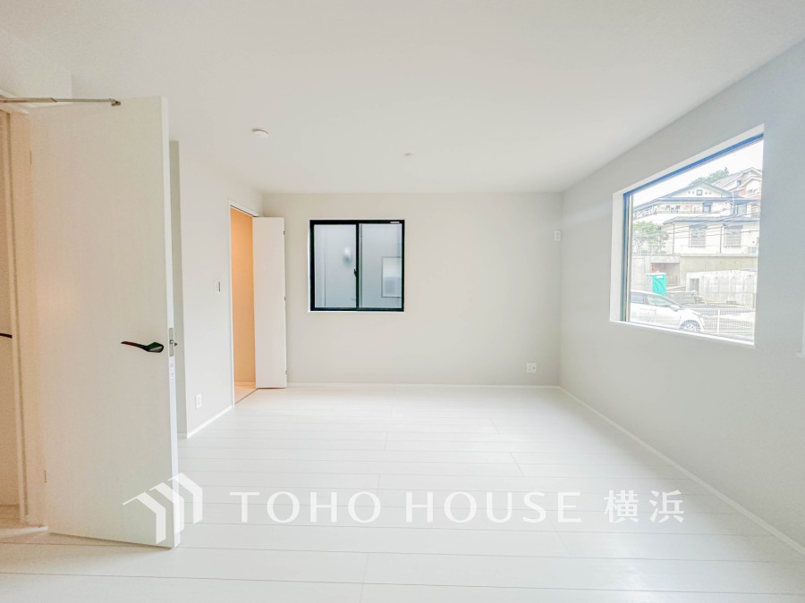 大きな窓からは快適な光を取り入れ、通気性能を上げる事で居心地の良い空間を演出します。多くの時間を過ごす住まいだからこそ、いつも快適な場所であるように心掛けています。