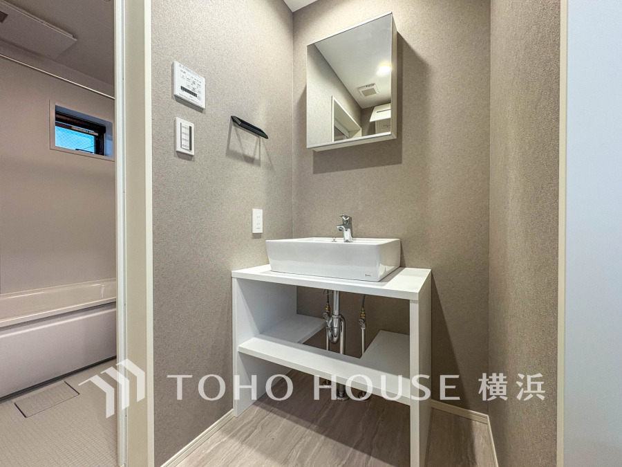 十分な大きさの洗面台は収納もさる事ながら、身だしなみチェックや歯磨きなど、朝の慌ただしい時間でもホテルライクなスペースで余裕とゆとりを感じて頂けます。