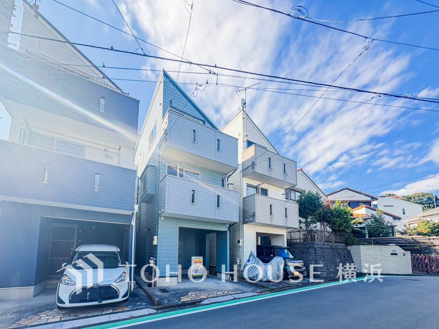 陽当たり良好な3階建て住宅。駐車スペース付きで利便性も高く、静かな住宅街に位置しています。