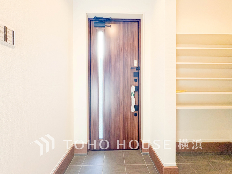 居住者の帰り、訪れる方を優しく迎え、やすらぎに満ちた生活空間を予感させる。健やかな暮らしを楽しめそう。