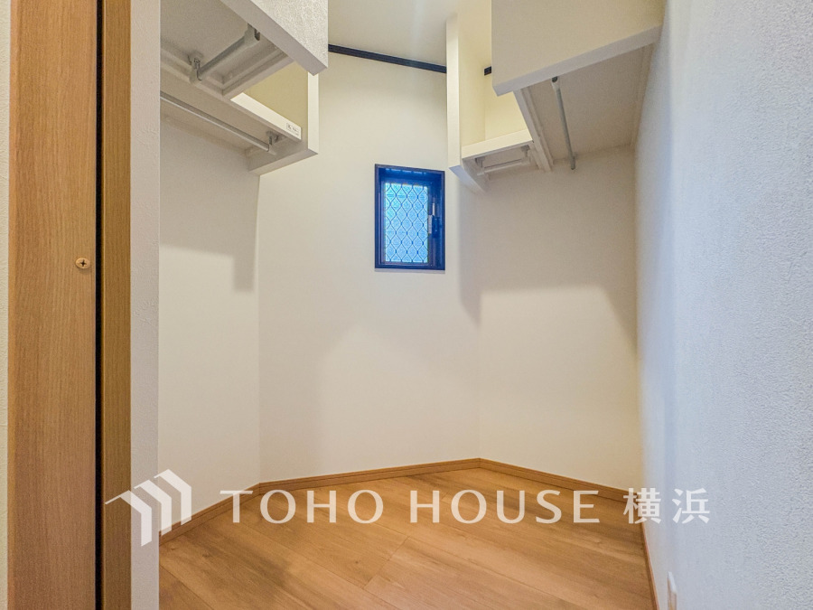 たっぷりとした収納スペース・ウォークインクローゼット。その収納力は是非ご自身の目でお確かめください。冬物のコートやスーツなど、大切なお洋服を皺なく収納できます。