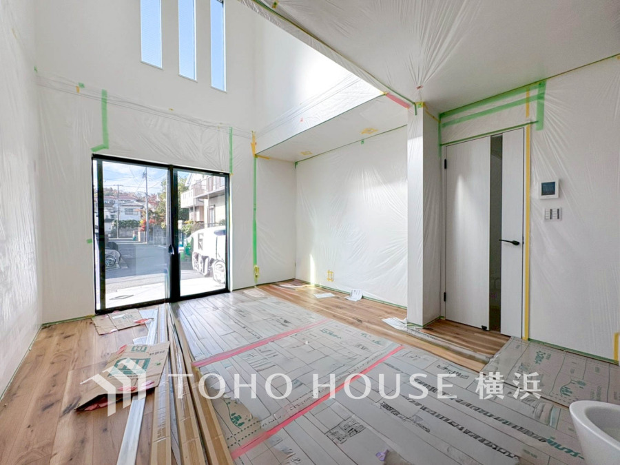 【2025年11月撮影】開放感あふれる吹き抜けリビング。大きな窓からたっぷり光が差し込み、明るく快適な空間です。