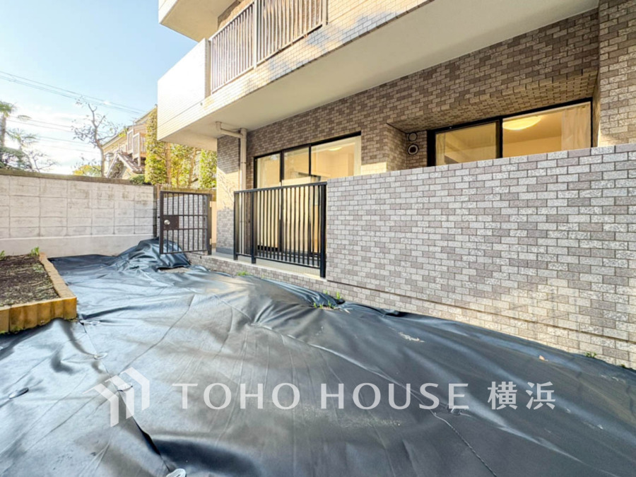 プライベート感のあるテラス＆専用庭付きのお住まい。1階住戸だからこその贅沢な空間です。