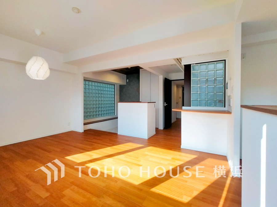 ガラスブロックが演出するお洒落な空間。柔らかな光に包まれる寛ぎの時間。