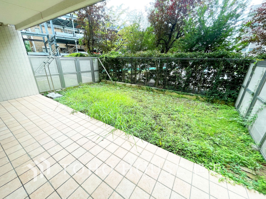 ゆったりとした専用庭付きのテラス。緑に囲まれた落ち着いた空間で、ガーデニングやくつろぎの時間を楽しめます。