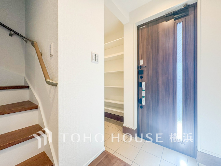 収納力の豊富なシューズインクローゼットを設置した明るい玄関スペース。