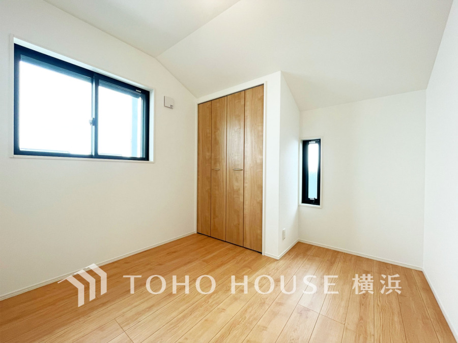 明るい2面採光で、プライベートな自分時間を快適に過ごせるお部屋です。
