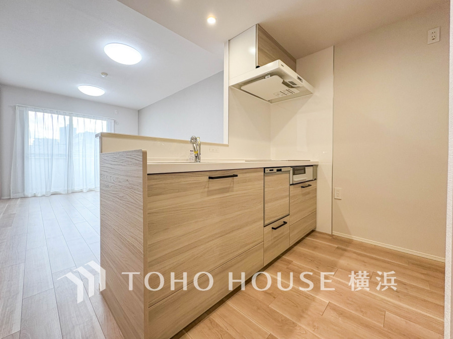 家事動線やリビングとのつながりに配慮し、食事の準備や片付けなどの家事を楽しくするキッチンスペースに仕上げました。毎日使う場所だから気持よく使えて、居心地の良い空間に。