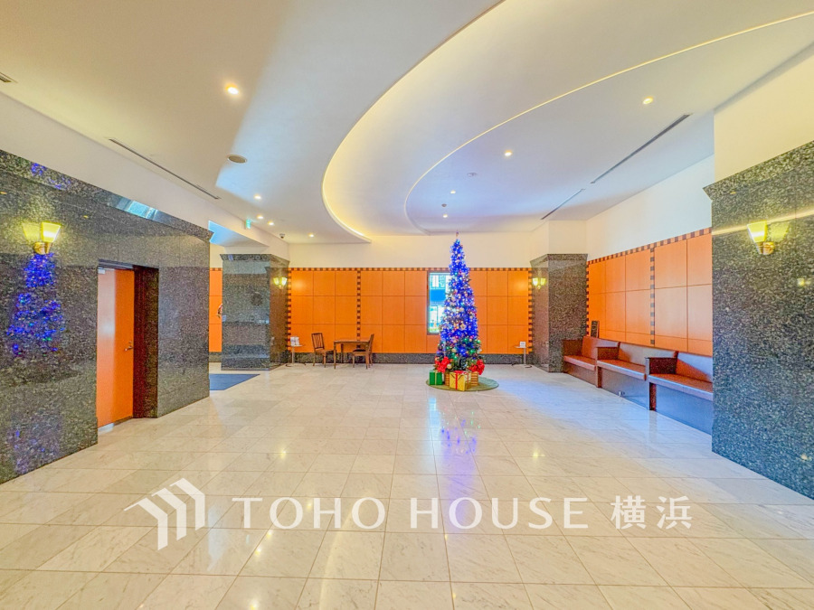 優美な佇まいで住まう誇らしさを感じるラグジュアリーなエントランス。
