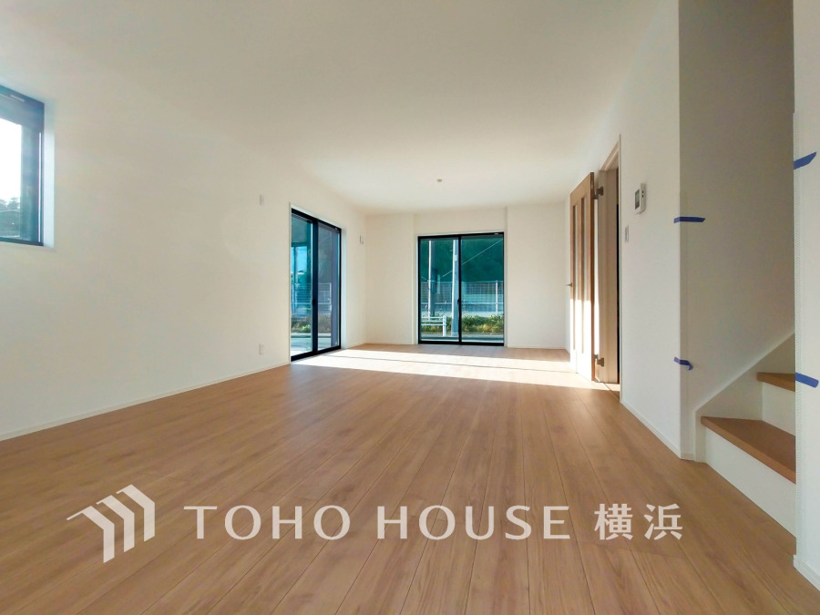 上質な時間を育む暮らしのメインステージ。寛ぎとコミュニケーションを育む居心地のよい場所は、リビング階段を採用。ご家族の集まる憩いの場所。ここで楽しむご家族の時間が絆をより深めてくれそうです。