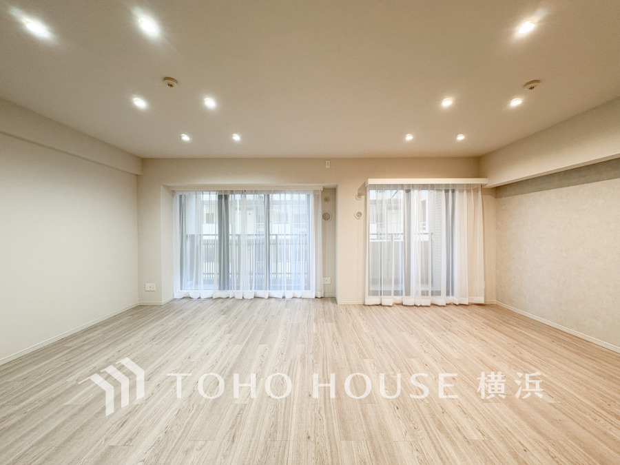 南東向きの大きな窓からたっぷりと光が入る明るいLDK。落ち着いた雰囲気に包まれた空間です。
