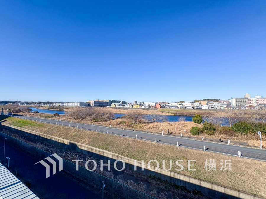 開放感があり、遮るものもなく気持ちのいい景色が広がります。お部屋にも爽やかな風と暖かく柔らかな日差しが差し込み、毎日の暮らしを豊かに彩ります。