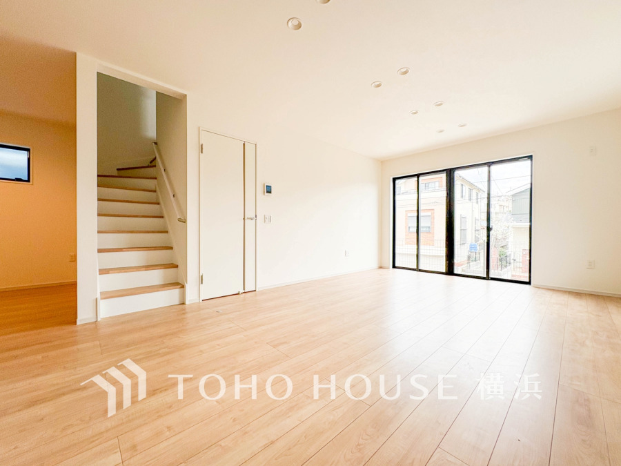 明るく開放的な空間が広がるLDK。室内には豊かな陽光が注ぎ込み、爽やかな住空間を演出。
