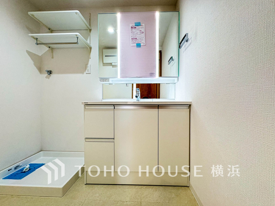 新規交換された洗面化粧台は美しく使いやすい機能が備えられています。