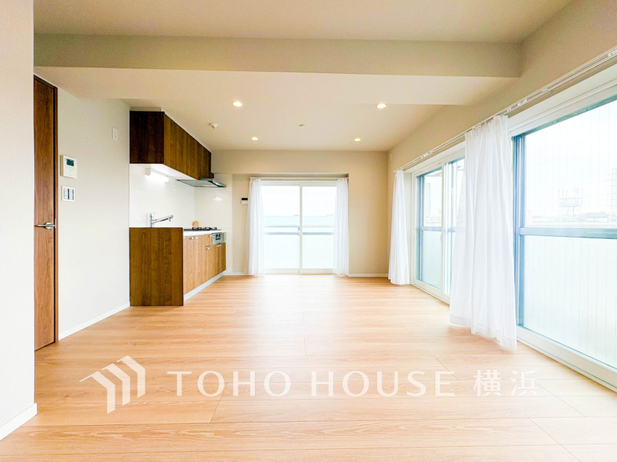 明るく開放的な空間が広がるLDK。室内には豊かな陽光が注ぎ込み、爽やかな住空間を演出。ホームパーティーでもゲストと一緒に料理を楽しみながら楽しい時間を過ごせそう。