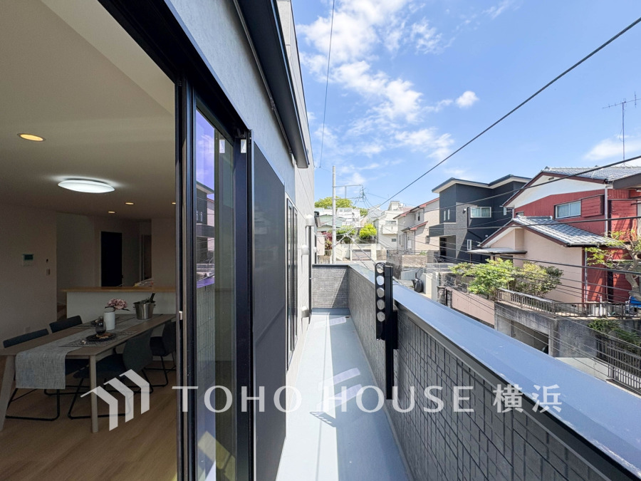 暮らしの中で光と風を演出してくれるバルコニー、見事なまでの開放的な空間を演出しながら、プライベート性も確保された空間は我が家の自慢。