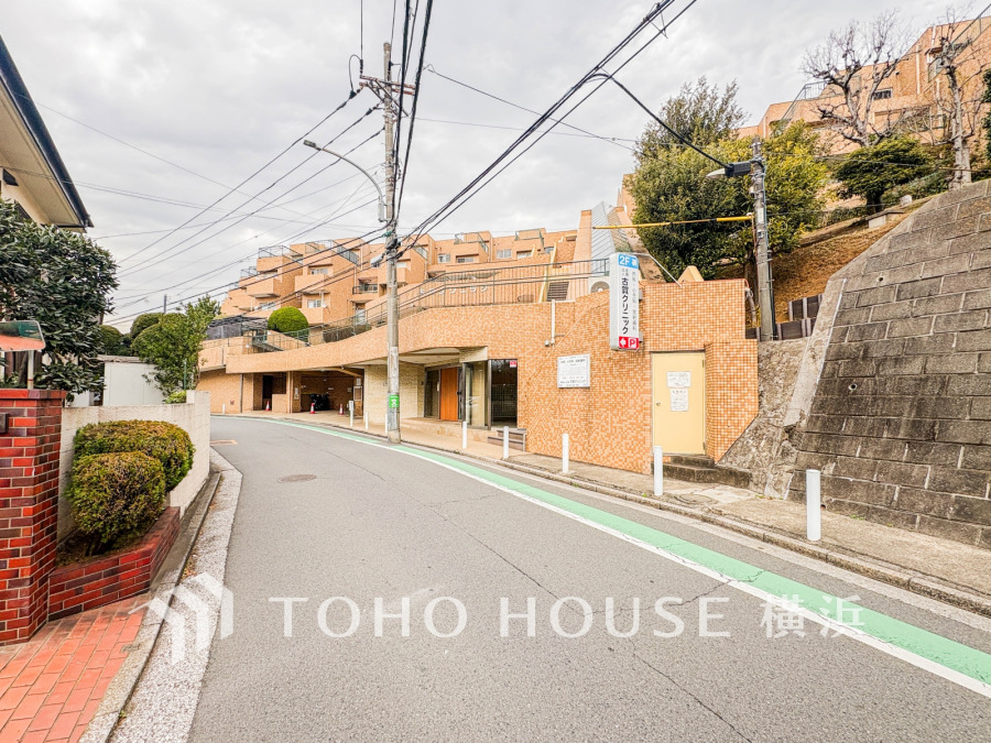 時代の流れに惑わされないシックなカラートーンで街並みに溶け込む外観は、主張し過ぎず、また平凡になり過ぎず絶妙なコントラストで輝きを放ちます。