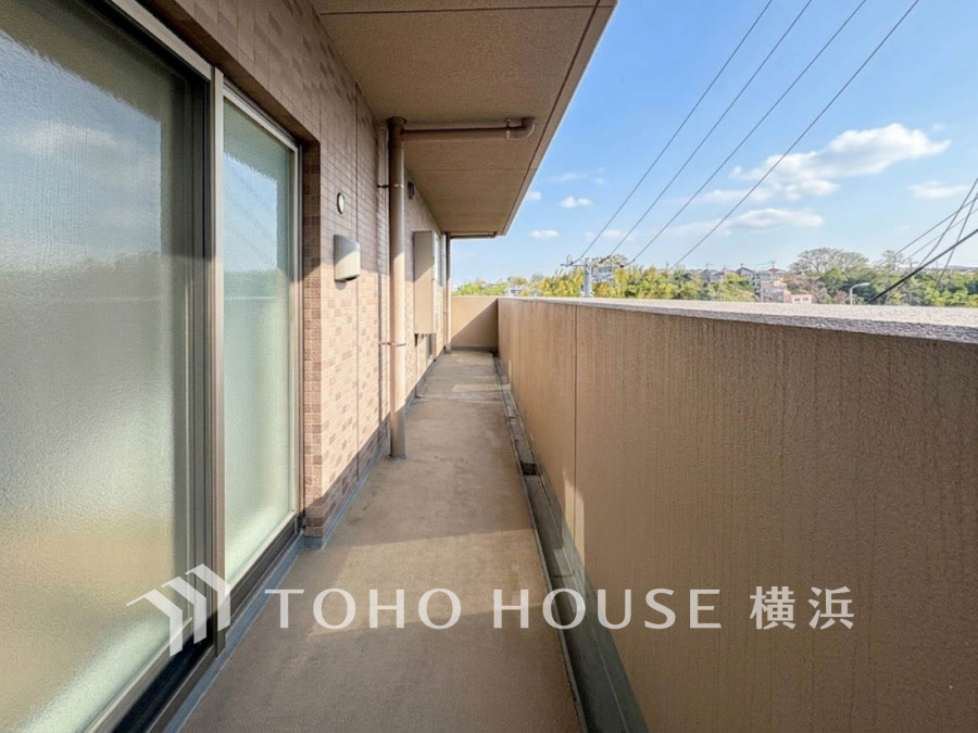 広々としたバルコニーは洗濯物干しや憩いの場に最適。開放的な眺望と明るい陽光が魅力です。