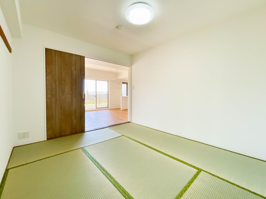 和室があることで落ち着きと癒しの空間が生まれます。来客時の客室としても利用できますし、お子様のプレイルームやお昼寝に最適なお部屋です。