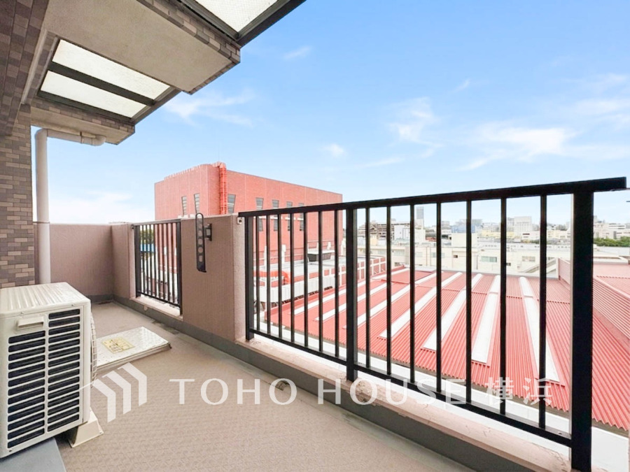 気持ちのいい空が見渡せる広いバルコニー。爽やかな風を感じて、心躍る素敵な暮らしがはじまります。