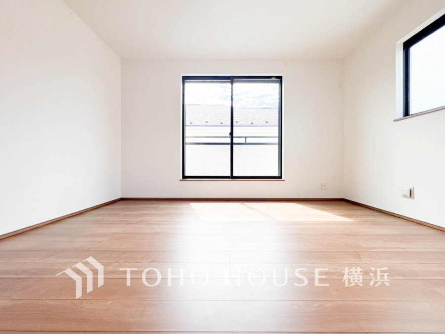 大きな窓からは快適な光を取り入れ、通気性能を上げる事で居心地の良い空間を演出します。多くの時間を過ごす住まいだからこそ、いつも快適な場所であるように心掛けています。