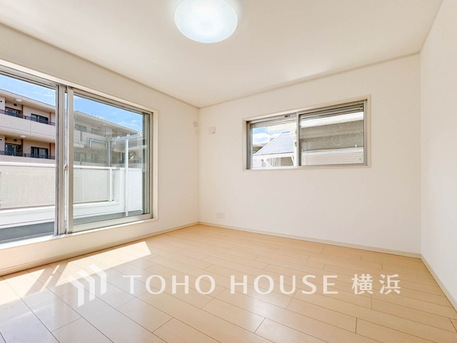 大きな窓からは快適な光を取り入れ、通気性能を上げる事で居心地の良い空間を演出します。多くの時間を過ごす住まいだからこそ、いつも快適な場所であるように心掛けています。