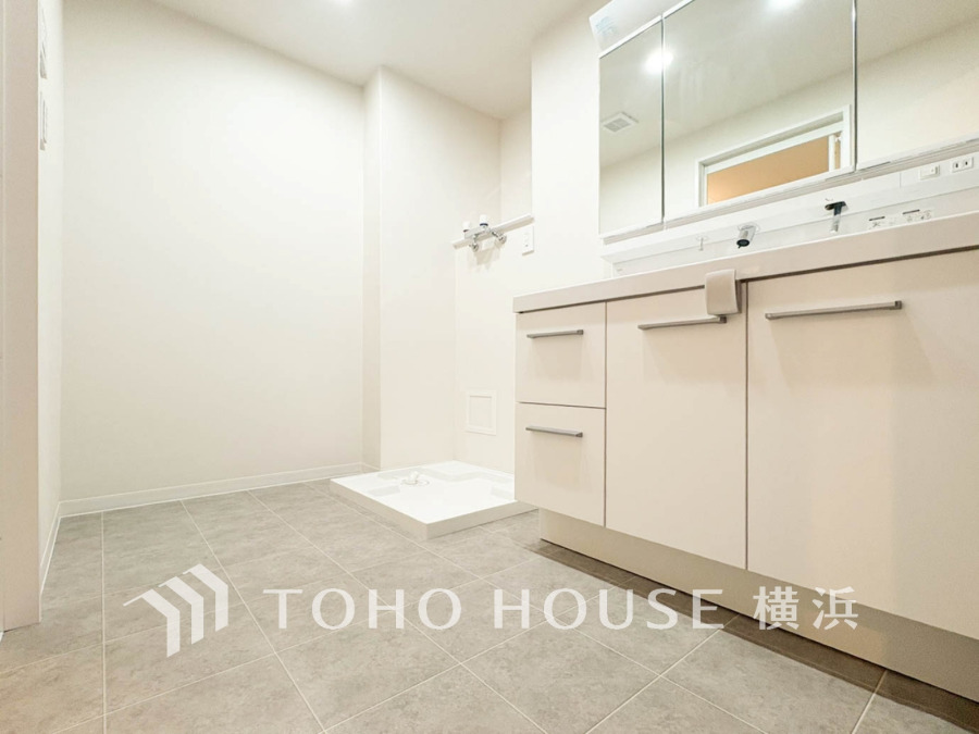 ご家族の1日が始まり、1日の終わりを締めくくる洗面空間。快適に過ごせることはもちろん、気品や優雅さを兼ね備えたパウダールームです。