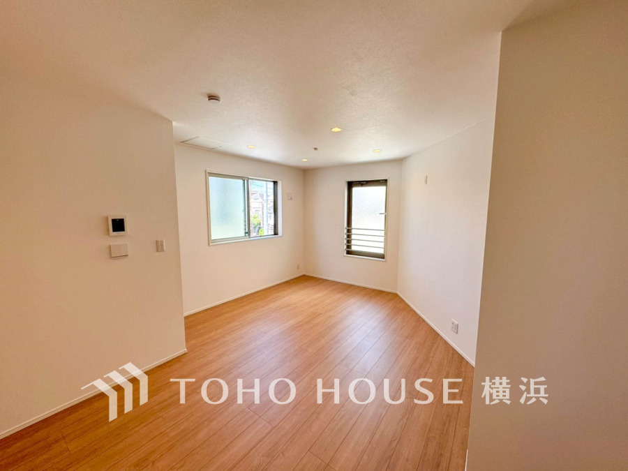 開放的な広さと3面採光がもたらす、光溢れ豊かな居住空間はこの住まいのクオリティを感じさせてくれます。豊かな時間が流れるこの場所に暮す喜び。