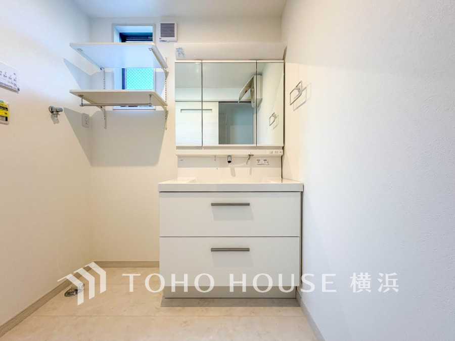 十分な大きさの洗面台は、身だしなみチェックや歯磨きなど、朝の慌ただしい時間でも余裕とゆとりを感じて頂けます。