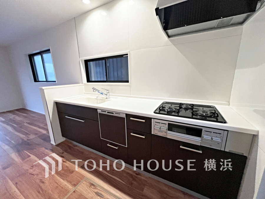 家事動線やリビングとのつながりに配慮し、食事の準備や片付けなどの家事を楽しくするキッチンスペースに仕上げました。毎日使う場所だから気持よく使えて、居心地の良い空間に。