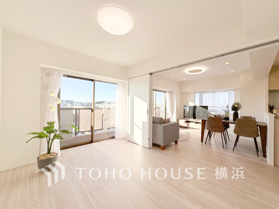 バルコニーに面した6帖の洋室。扉を開放して隣接するリビングと一体化して使うことも可能です。
