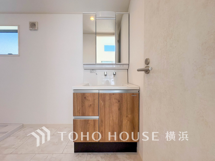 十分な大きさの洗面台は、身だしなみチェックや歯磨きなど、朝の慌ただしい時間でも余裕とゆとりを感じて頂けます。