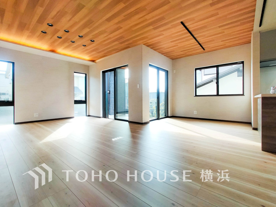 あたたかな光で満たされた開放的なLDKは、ゆとりの21.4帖。楽しい会話も和やかな団欒もここから。健やかな家族の未来を楽しく育む空間。