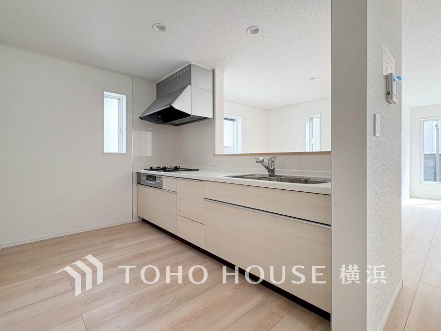 明るく開放的な対面キッチン。収納豊富で使いやすく、家事効率を高める設計です。自然光が差し込み快適。