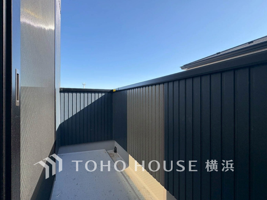 暮らしの中で光と風を演出してくれるバルコニー、見事なまでの開放的な空間を演出しながら、プライベート性も確保された空間は我が家の自慢です。