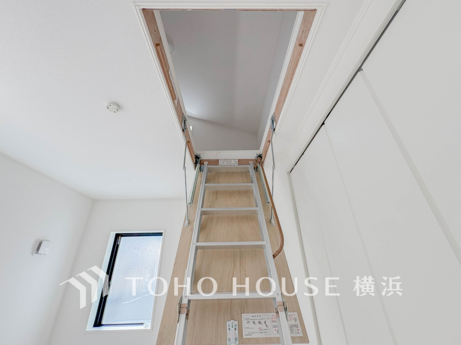 普段は収納できる可動はしごを上ると、屋根裏の有効スペースの開けた空間ができます。大きなお荷物や、衣替えの衣装ケース、その他たくさんの荷物が入ります。居室の中をすっきりとさせる事が出来る造りです。