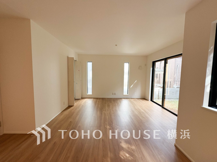 和やかで洗練された空間の演出。寛ぎとコミュニケーションを育む居心地のよい場所。やわらかな陽射しが降り注ぎ、室内に開放感と爽快感をもたらします。