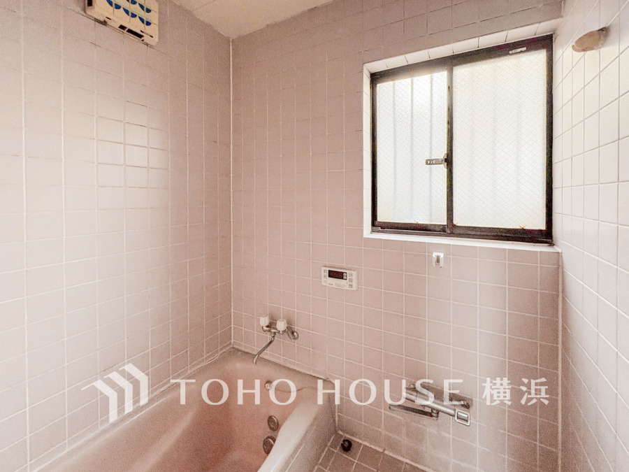 1日の疲れを癒すバスルームは、心地よいリラックスを叶える清潔感溢れる美しい空間です。