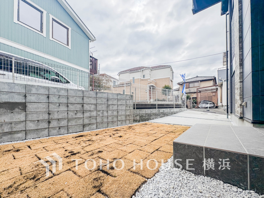 毎日の暮らしの中に癒しを与えてくれるお庭スペース。小さなお子様の遊び場にもちょうど良い空間です。ガーデニングで色とりどりの草花を綺麗に飾ればより一層華やかな空間になります。