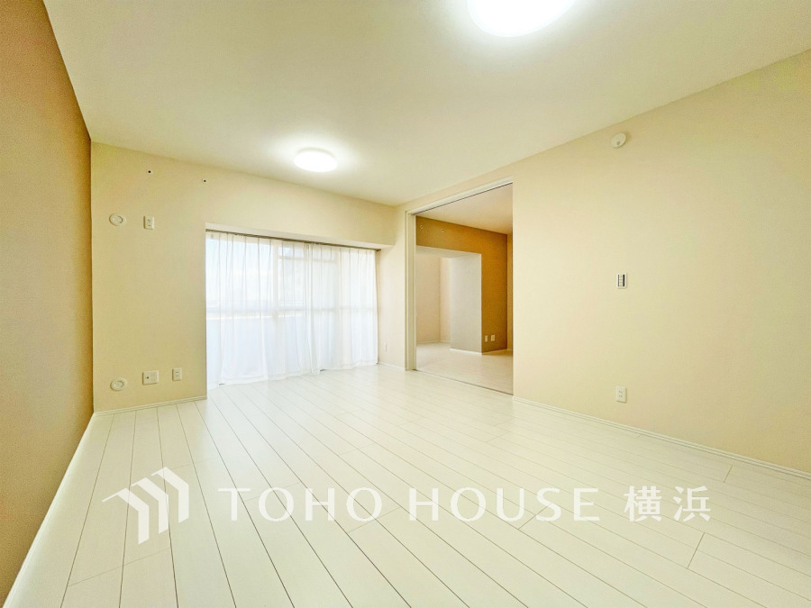 リビングに隣接した洋室の引き戸を開け放して空間を共有しながら開放的に使うこともできます。