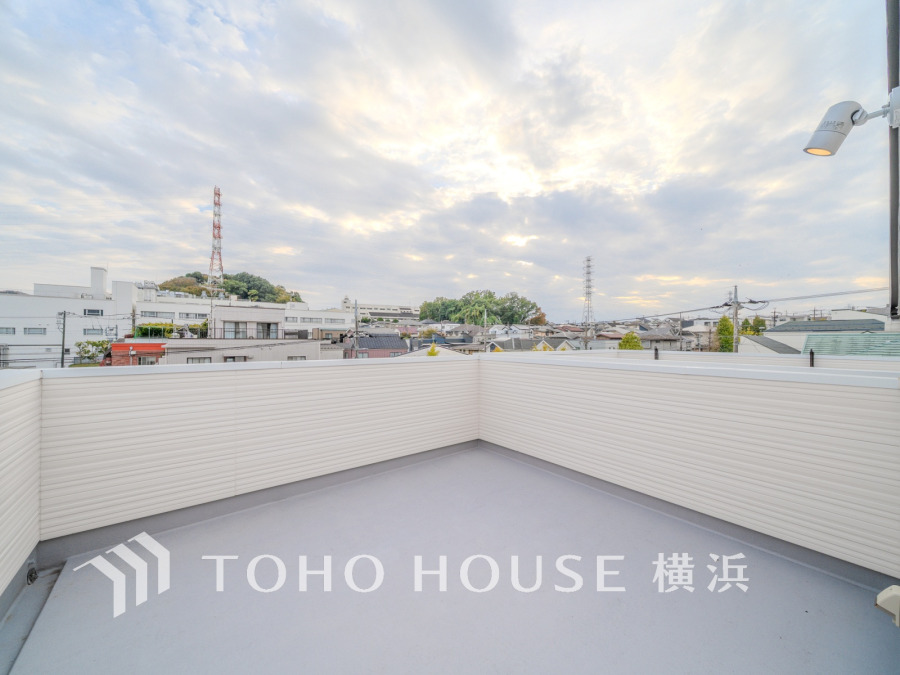 大空を感じてのびやかな時間を愉しめる、開放感溢れるルーフバルコニー。お天気の良い日には、アウトドアリビングとしてお使い頂くのも素敵です。