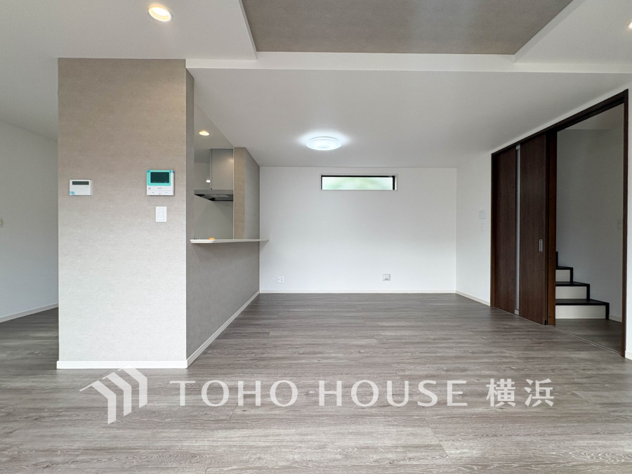 穏やかな時間の流れを楽しみ、寛ぎと笑顔が溢れるリビング。会話を楽しみ、ご家族の何気ない日常にいつもあたたかな幸せの花を添えます。