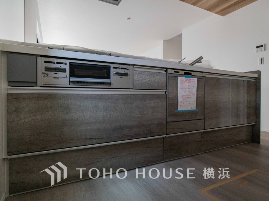 スタイリッシュな対面キッチンを採用。リビングが見渡せるので、お子様を安心して遊ばせながら家事ができ、リビング学習をするお子様にも声がかけやすい自然な距離感。 