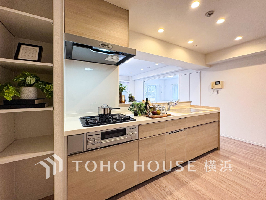 ご家族みんなで調理ができる位のスペースを実現したキッチン空間となっております。みんなで作った料理を召し上がりながらの会話は、どのような物になるのでしょうか。