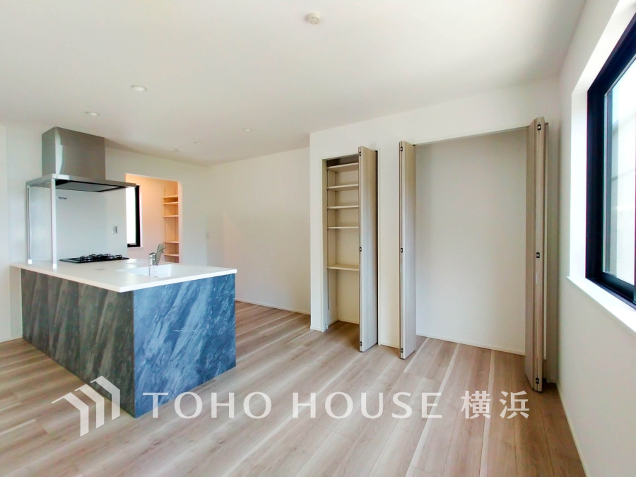 和やかで洗練された空間の演出。寛ぎとコミュニケーションを育む居心地のよい場所。やわらかな陽射しが降り注ぎ、室内に開放感と爽快感をもたらします。