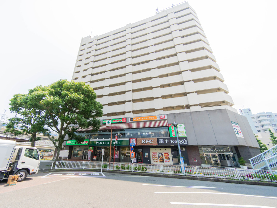 ピーコックストア磯子店・トモズ磯子店…約290ｍ